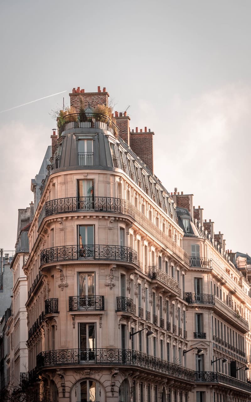 Image de couverture : un bel immeuble haussmannien